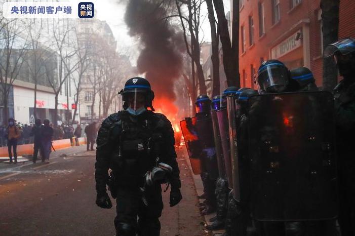 法国多地爆发反对政府近期推出的《整体安全法》游行