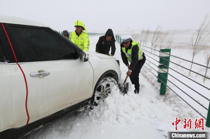 内蒙古呼伦贝尔降大雪 交警紧急出动救援被困车辆