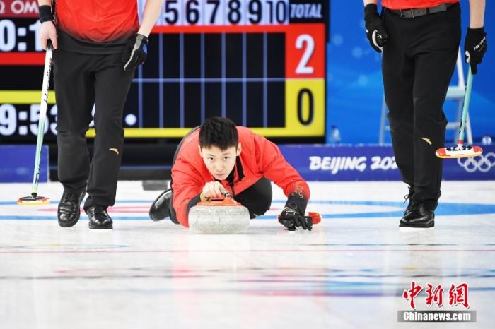 中国男子冰壶队5：4战胜丹麦队 获得冬奥首胜