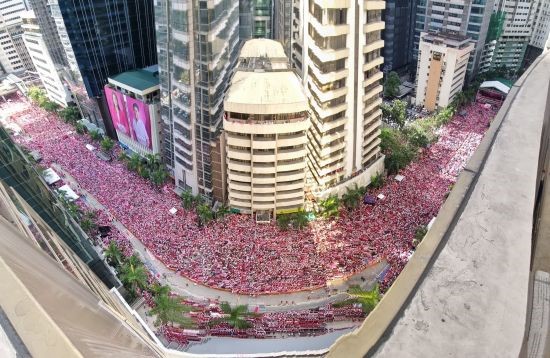 菲副總統麗妮造勢13萬人唱解放 