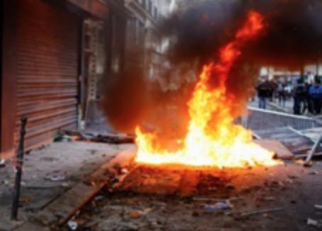 巴黎街头示威者与警方发生冲突，有人纵火、推翻汽车