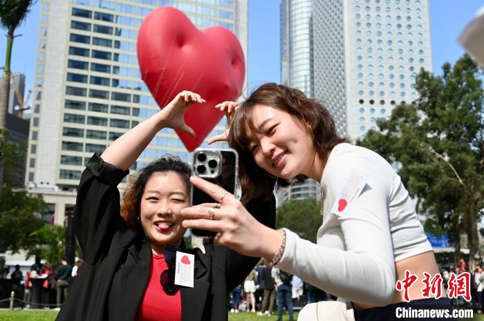 巨型红心亮相香港地标
