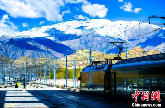 上半年中国铁路完成固定资产投资同比增5.5%