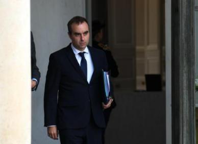 法国总理勒科尔尼公布新政府施政纲领 向左翼政党让步