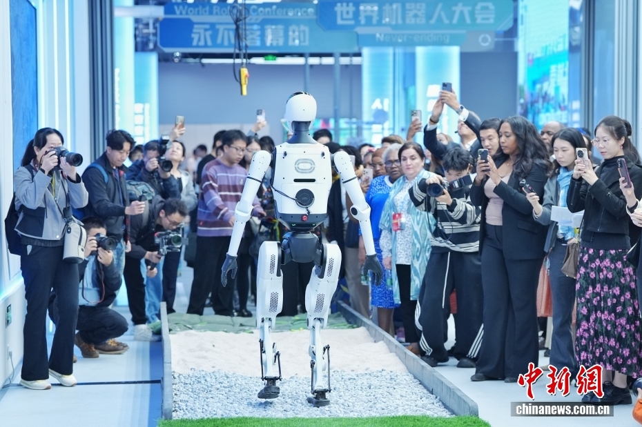 全球妇女峰会嘉宾参访北京机器人大世界