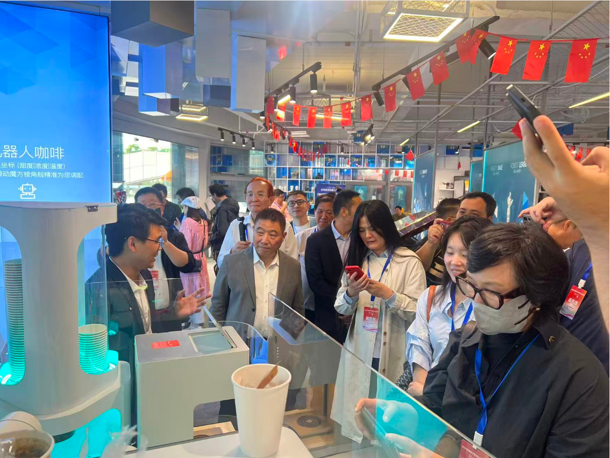 打卡全球首家機器人6S店 華文媒體高層見證「未來已來」