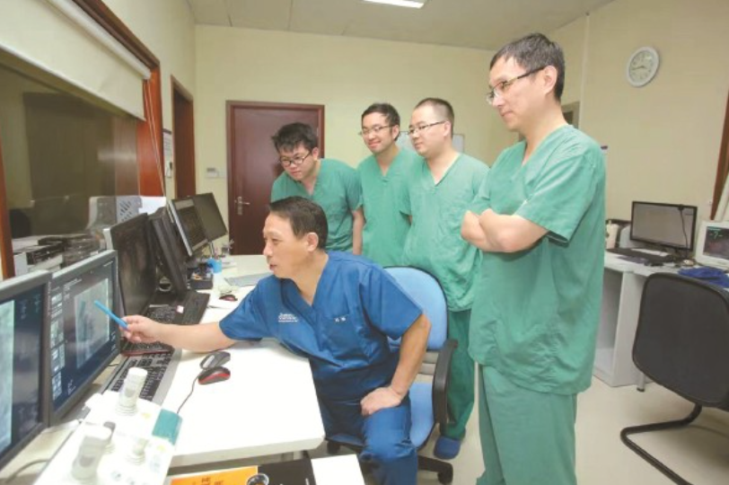 治疗持续性房颤的优选：脉冲加转子