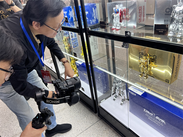 “2025年世界华文媒体社长总编辑深圳行”走进华强北：见证“中国电子第一街”的新变革