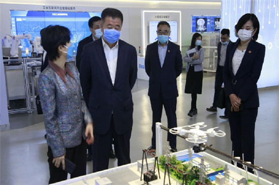 集团领导参观中国工业互联网研究院测试展示中心。