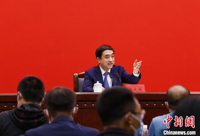 图为青海省委新闻发言人，省委常委、宣传部部长王大南主持新闻发布会。　马铭言 摄