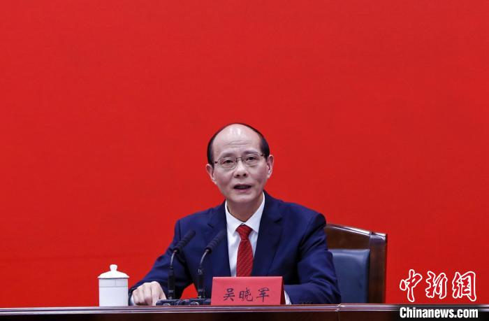 图为青海省委副书记、省长吴晓军出席新闻发布会，并回答记者提问。　马铭言 摄